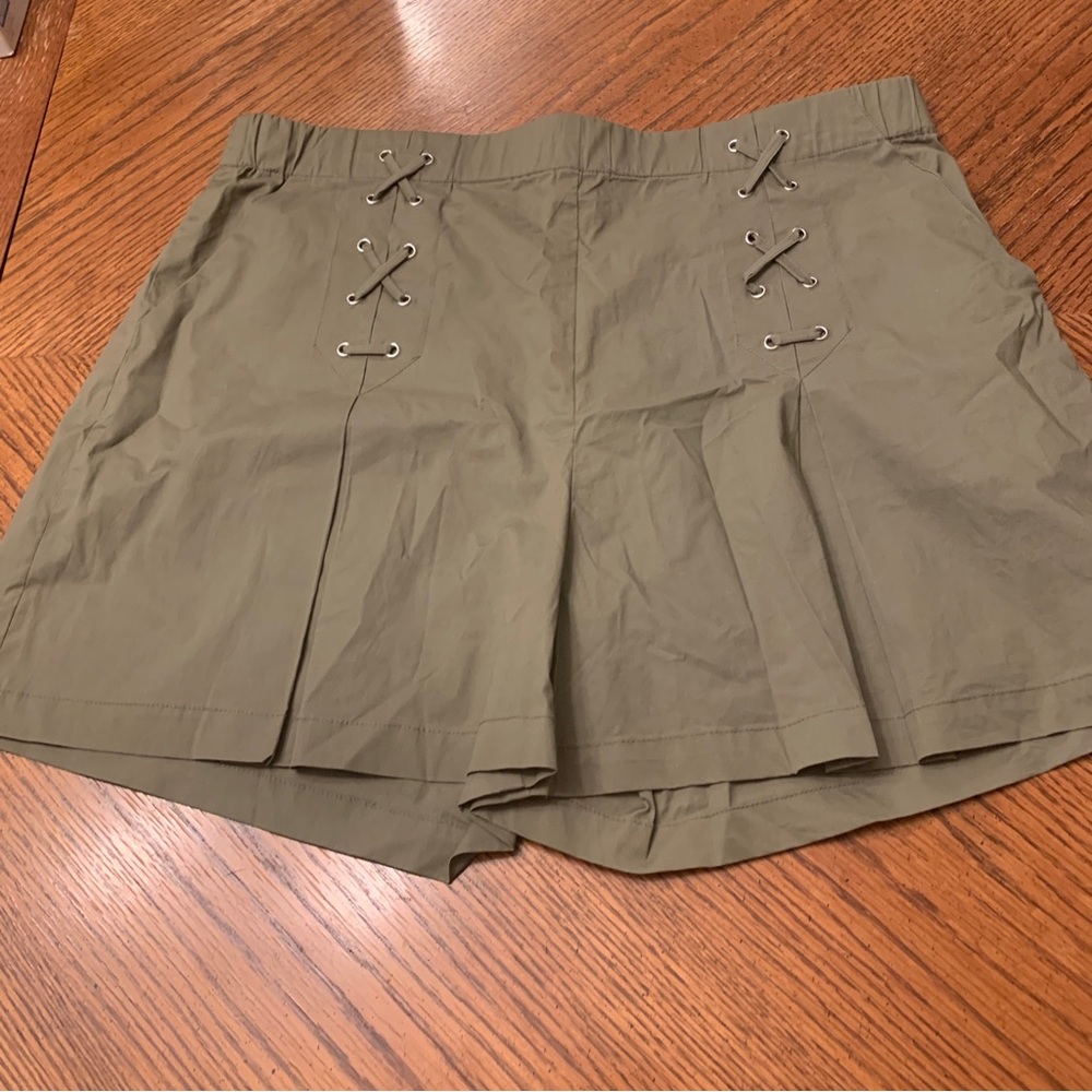 Laundry By Shelli Segal Womens Sz XL
Poplin Lace Up Pleated Dusky Green Shorts